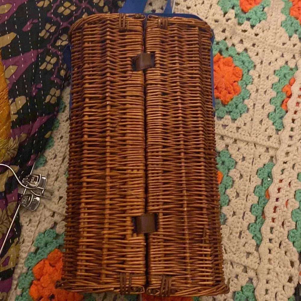 Grey Goose wine/bottle holder in leather & wicker. Great for romantic picnics! - Picture 8 of 8